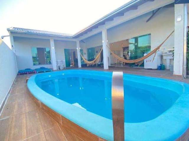 Ótima casa com piscina a venda em Guaratuba sendo 5 quartos mais 4 banheiros