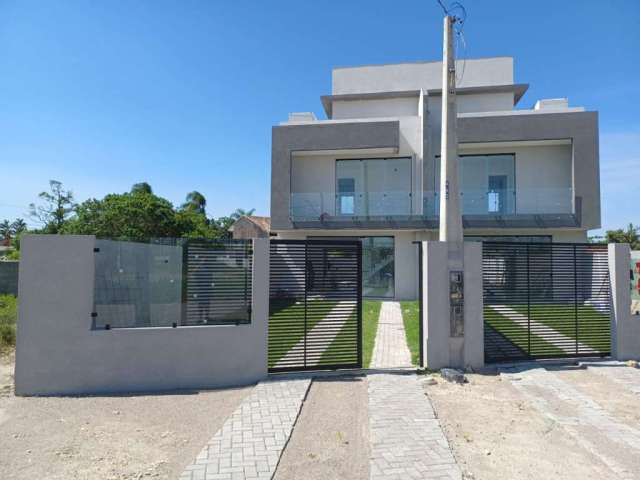 Triplex a venda em guaratuba com piscina, sendo 3 quartos (todos com estrutura ar (uma suite))