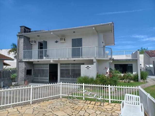 Ótimo sobrado com piscina a venda em Guaratuba PR sendo 4 quartos (1 suíte) terreno amplo 19x30m