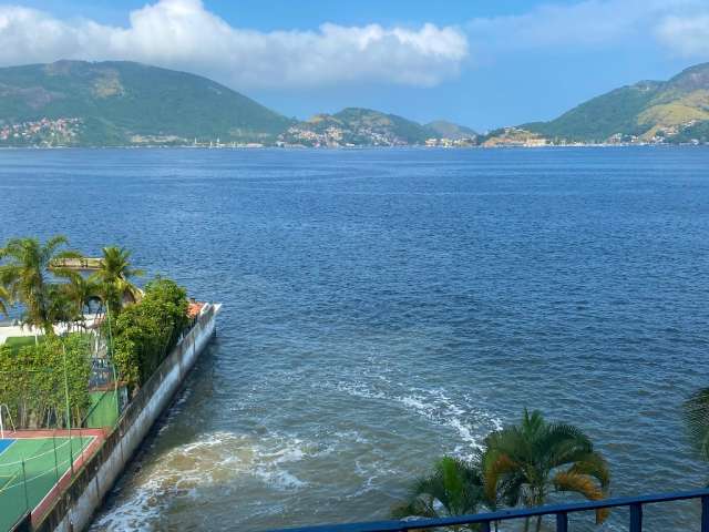 Casa residencial com elevador panorâmico vista para o mar e praia privativa.