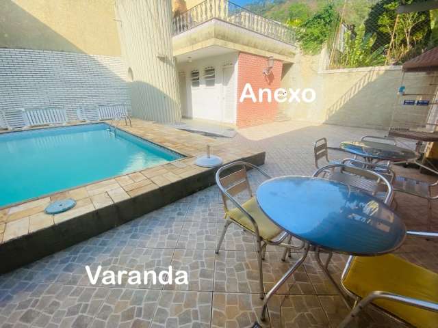 Casa em São Francisco,piscina,churrasqueira,elevador,5 quartos sendo 2 suítes e possibilidade de transformar em 3 suítes,vagas para 4 automóveis,varandão,anexo,cozinha ampla e copa.Próximo a Praia e c