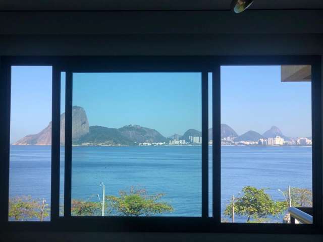 Belíssimo apartamento com vista para o mar,excelente localização,indevassado,3 quartos,varanda e 2 vagas.