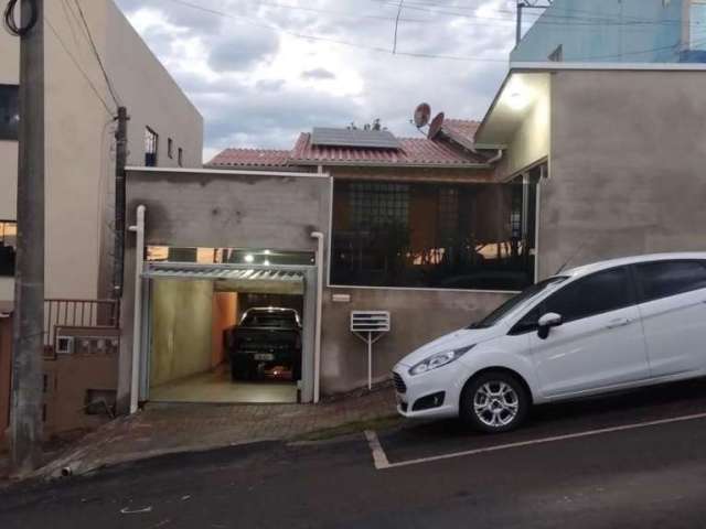 Casa 03 dormitórios, com SALA COMERCIAL, á venda no bairro Santa Maria, Chapecó-SC. Conheça!!