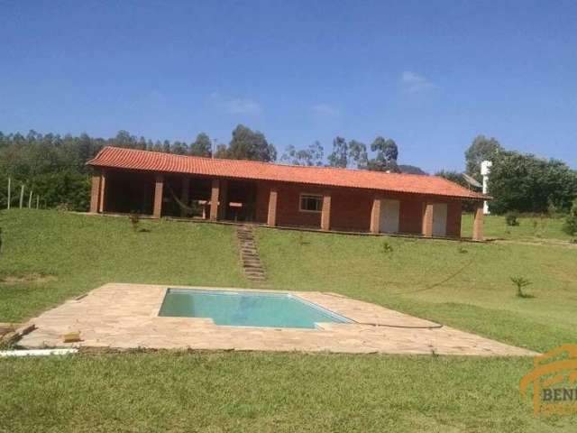 Chácara a venda em Bofete, casa com 3 dorm., sendo 1 suíte, pomar, piscina e edícula.