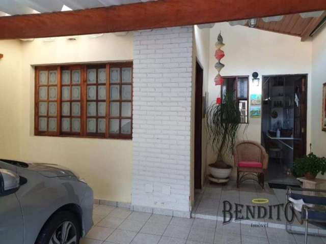 Casa térrea, em condomínio fechado, 3 dormitórios, 2 suítes, 2 vagas de garagem.