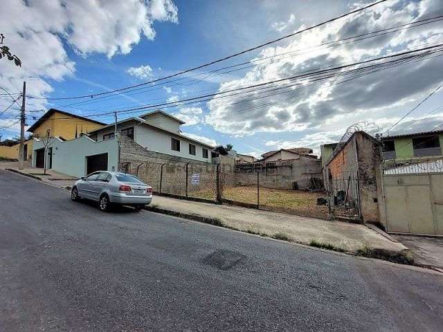 Ótimo lote de 320m2 no Bairro Fernão Dias!