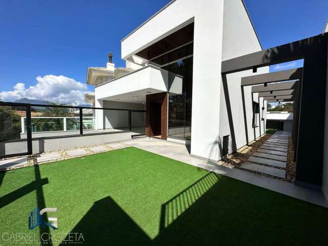 Linda casa ao lado de área verde e próxima ao lago da Pedra Branca