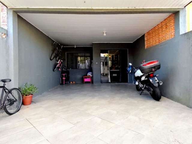 Linda Casa com garagem coberta e teto rebaixado