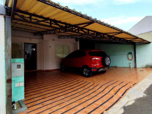 Linda casa em condominio, com garagem coberta para 03 carros