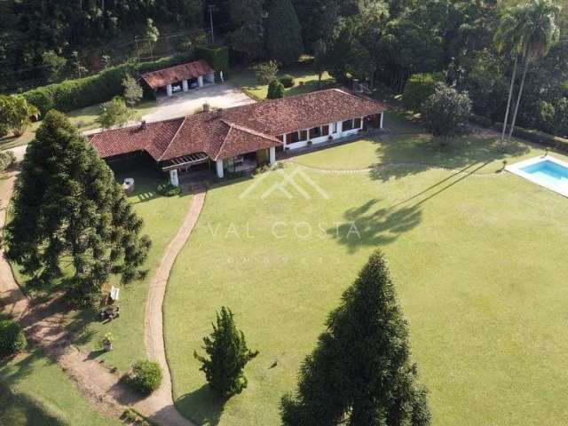 Excelente casa estilo sitio a 10 minutos do centro da cidade cercado 100% de verde em 360°, Confira!!!