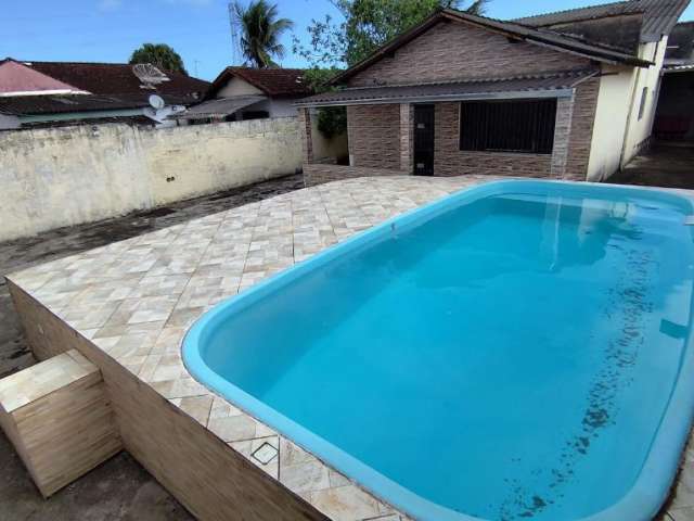 Casa com piscina para venda na praia de Itanhaém