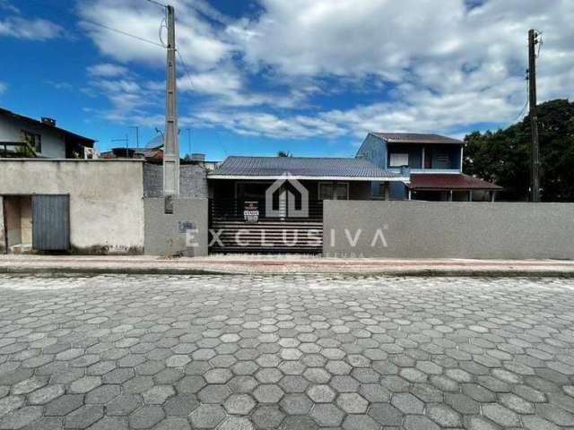 Casa com espaço de quintal, em Itapema do Norte