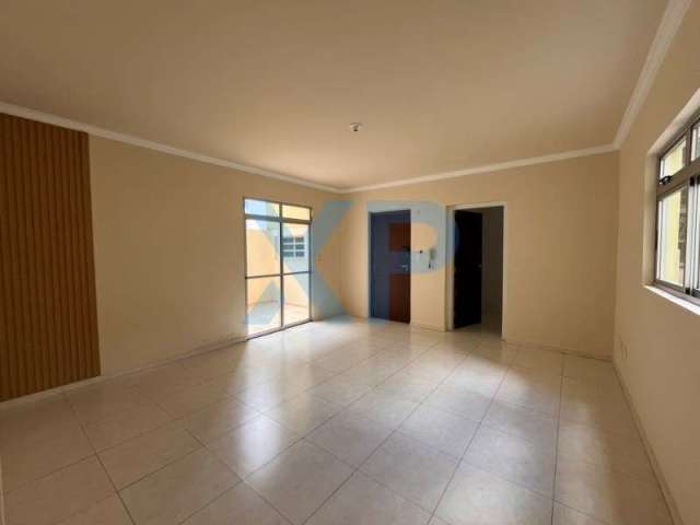 Apartamento à venda no Centro de Divinópolis-MG: 3 quartos, 1 suíte, 2 salas, 1 banheiro, 2 vagas, 115m² - 1° andar com área externa.