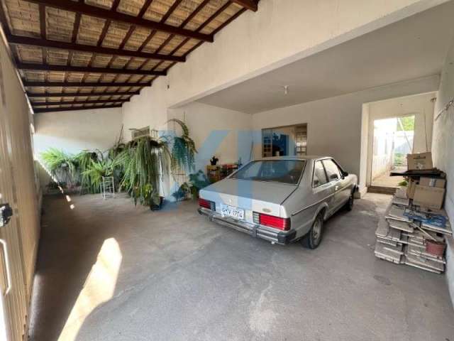 Imperdível oportunidade de casa à venda no bairro Santa Tereza em Divinópolis-MG: 3 quartos, 1 suíte, 1 sala, 1 banheiro, 2 vagas de garagem, 194m².