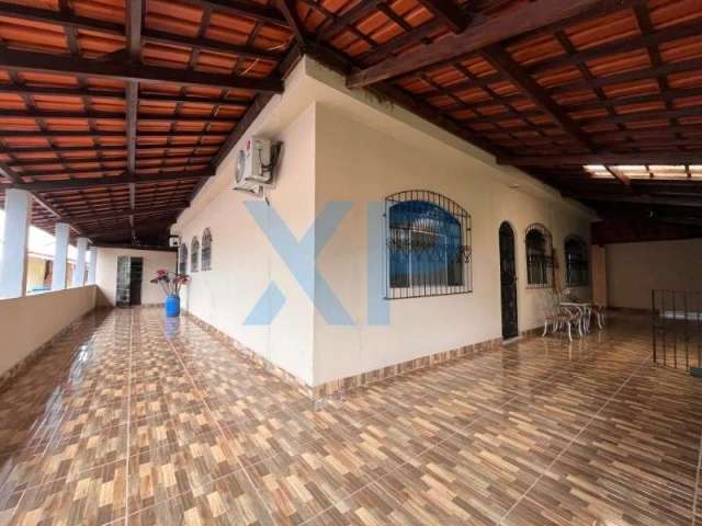 Casa à venda em Divinópolis-MG, 4 quartos, 1 suíte, 2 salas, 2 banheiros, 6 vagas - 105 m² de área construída.