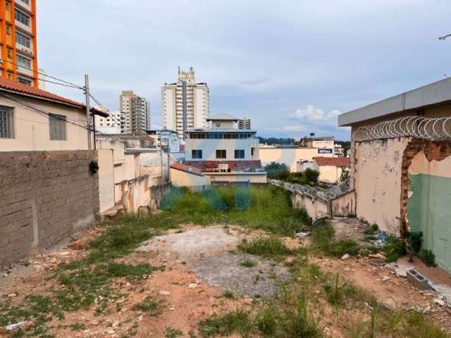 Terreno à venda no Centro de Divinópolis-MG: Infraestrutura completa, rua asfaltada e vizinhança tranquila!