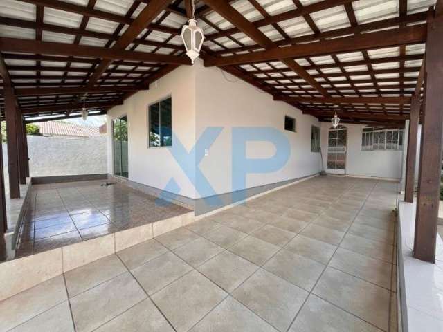 Casa à venda em Divinópolis-MG, Bairro Interlagos: 3 quartos, 1 suíte, 2 salas, 1 banheiro, 2 vagas - 120m² de luxo!