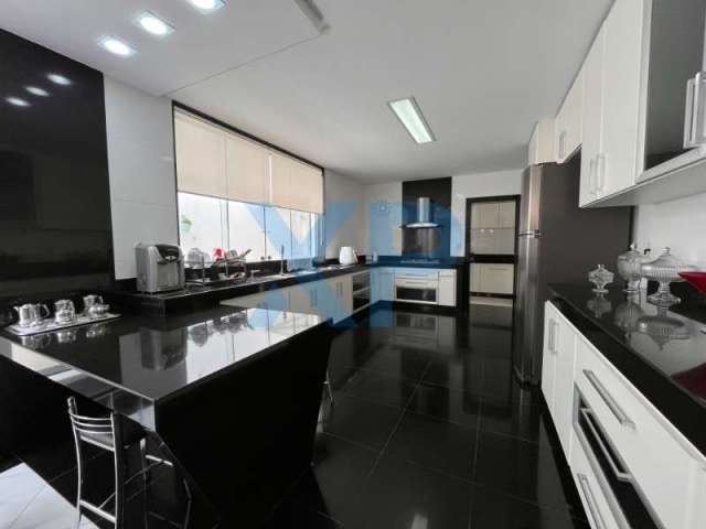 Impecável Casa Duplex de 4 Quartos e 2 Suítes em Divinópolis-MG, Bairro Levindo Paula Pereira - 540m² de Puro Conforto!