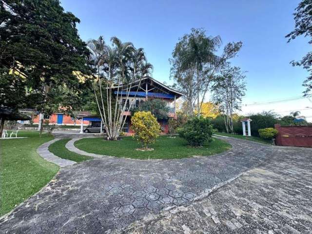 Belíssima casa /sitio localizada no bairro Florestinha, com 4,800 m² de terreno e área construída de  257m². Uma vista panorâmica  para natureza!