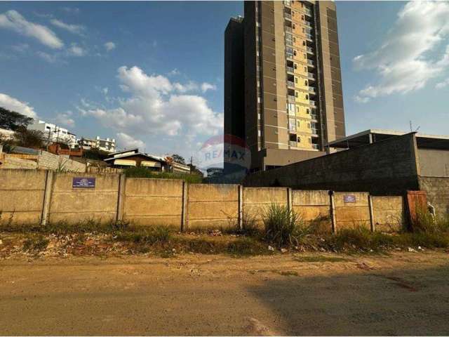 Belissimo terreno no bairro aeroporto com  600m² -Plano/murado com 24 metros de frente e fundo . Coeficiente  de construção 1,7.