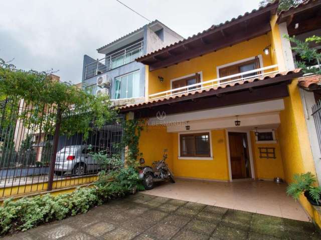 Casa com 3 quartos à venda na Rua dos Guaranis, 350, Espírito Santo, Porto Alegre por R$ 650.000