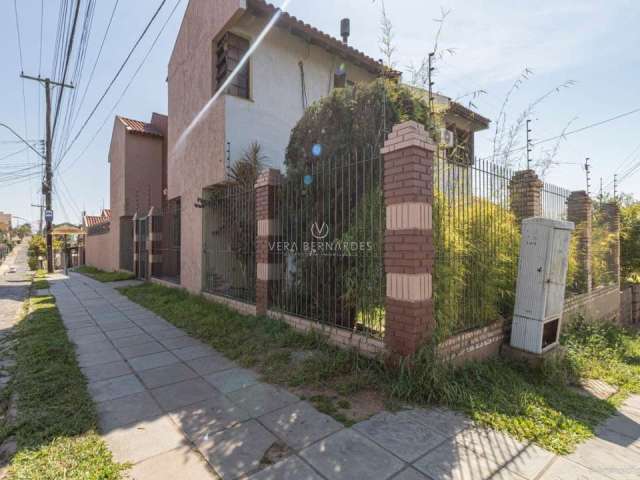 Casa com 3 quartos à venda na Rua Padre João Batista Reus, 2268, Camaquã, Porto Alegre por R$ 1.500.000