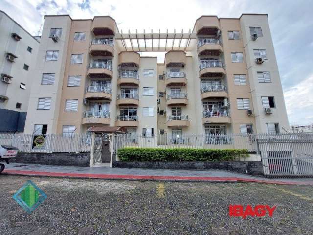 Apartamento em excelente localização no bairro Estreito, 3 dormitórios, suíte e sacada