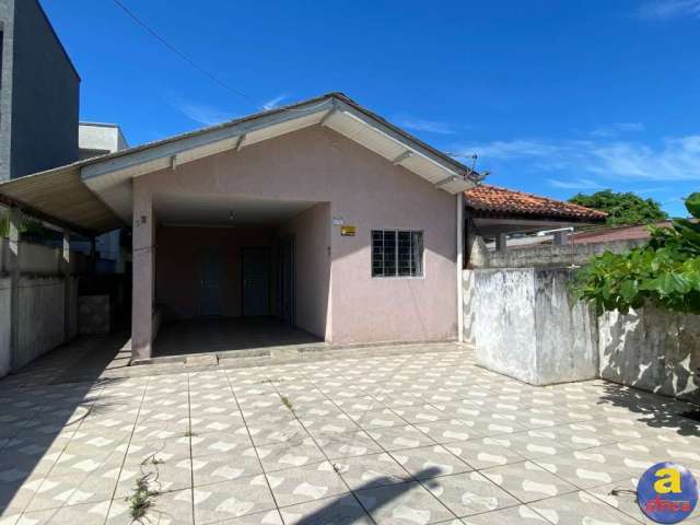 Casa  em Guaratuba - PR, próxima de mercado, farmácia, academia etc... região de moradores.