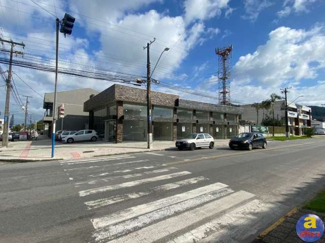 Loja para locação anual em Guaratuba -Sala comercial, 38,00 m2 útil, 2 banheiros e espaço descoberto nos fundos.