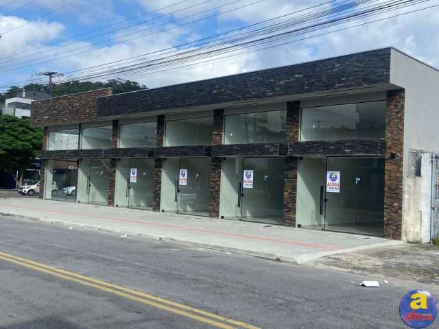 Loja para locação anual em Guaratuba -Sala comercial, 38,00 m2 útil, 2 banheiros e espaço descoberto nos fundos.