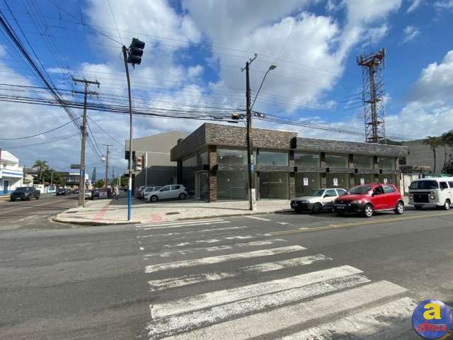 Loja para locação anual em Guaratuba -Sala comercial, 38,00 m2 útil, 2 banheiros e espaço descoberto nos fundos.