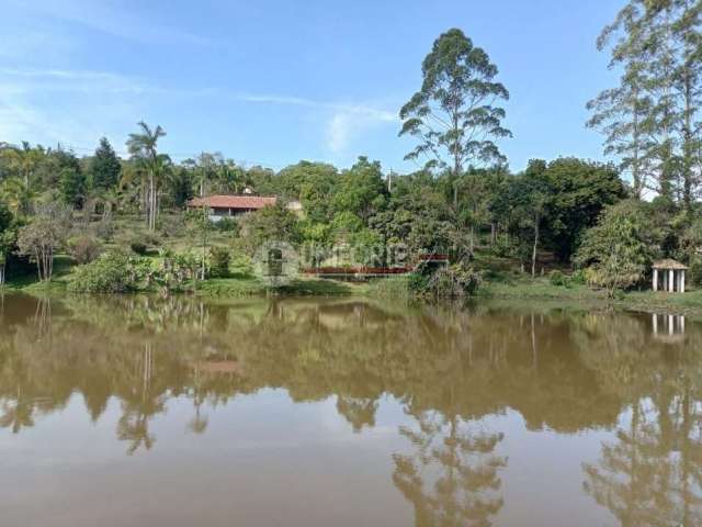 Encantadora Chácara com Lago: Seu Refúgio na Natureza !