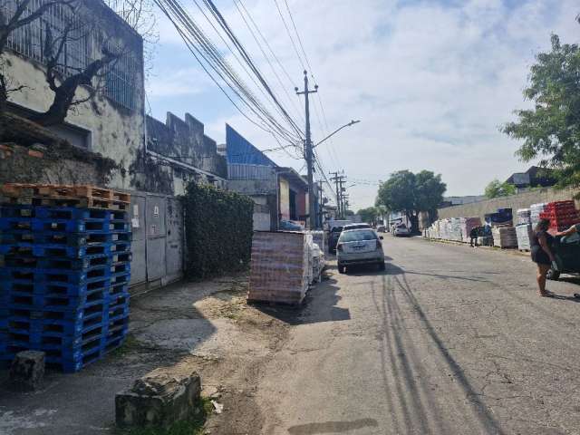 Galpão  e prédio de quatro andares  no polo das cestas basicas