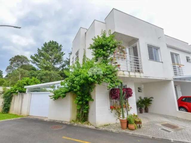 Lindo sobrado com quintal em condominio fechado