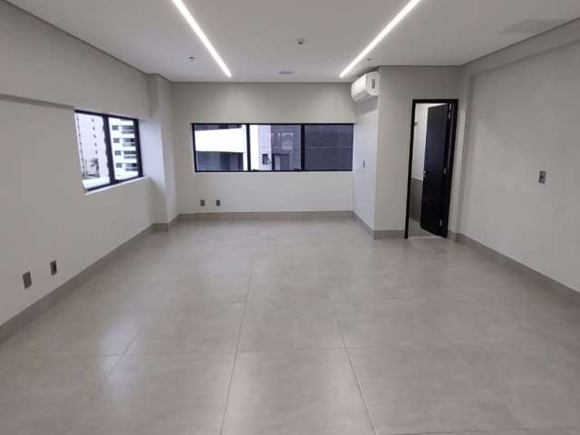 Sala Comercial 70m² de frente ao Shopping Flamboyant  Edifício Evidence Office