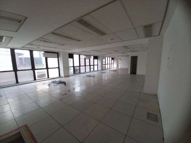 Excelente Sala de 50m2 com vaga ao lado do Metro