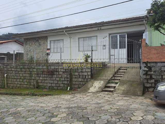 Casa em forquilhinhas com 3 dormitórios sendo 1 suite. vizinhança tranquila.