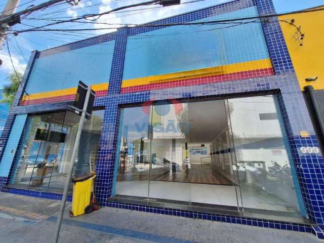 Espaçoso salão comercial de 500 m² com estacionamento ao lado, localizado no centro da cidade.