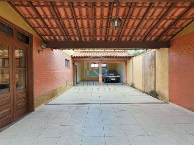 Excelente casa comercial, com 645m2 de terreno e garagem para 8 carros