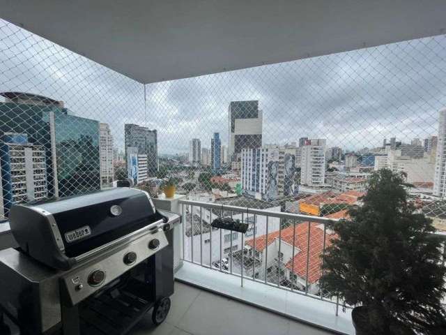 Apartamento reformado em andar alto com 2 vagas.