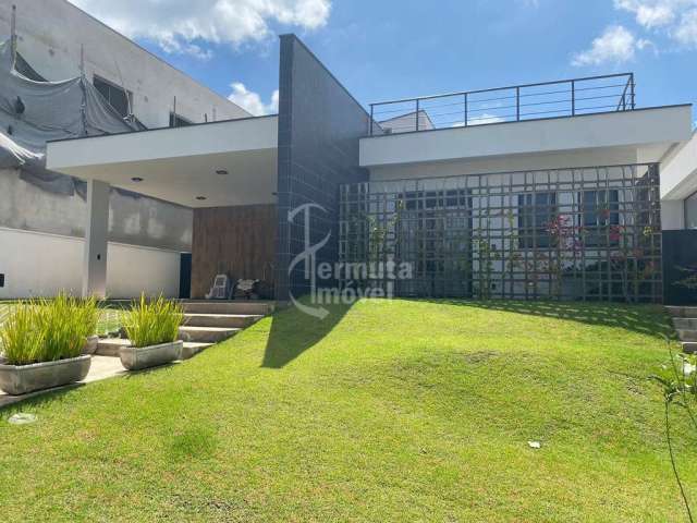 Casa à venda com 265 m², 3 suítes, sala de estar, cozinha, escritório e garagem para 4 carros no Condomínio Itahye