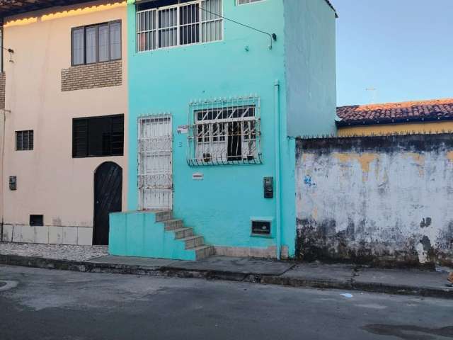 CASA DUPLEX Vende rua Guaratuba duplex 2/4 dois banheiros sala cozinha Valor R$ 170.000 a vista não tem Registro só a vista