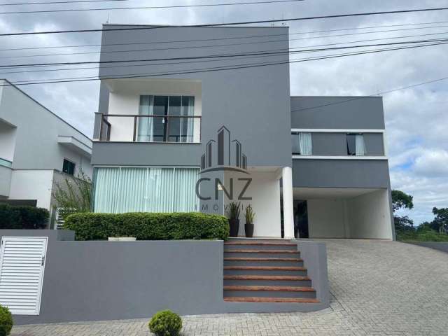 Encante-se com esta linda casa à venda no bairro Primeiro de Maio em Brusque/SC! Uma residência única, cheia de vida e luz natural, com 3 suítes, 3 salas, 2 banheiros, 4 vagas de garagem e 240m² de ár