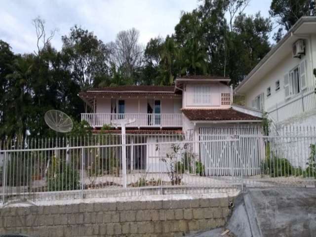 Casa à venda em Brusque - SC, bairro Primeiro de Maio: 5 quartos, 2 suítes, 3 banheiros, 1 vaga, 195m²!