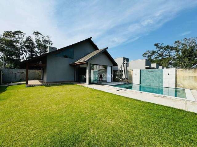 Casa de Alto Padrão com Piscina, Mariluz - Itapoá