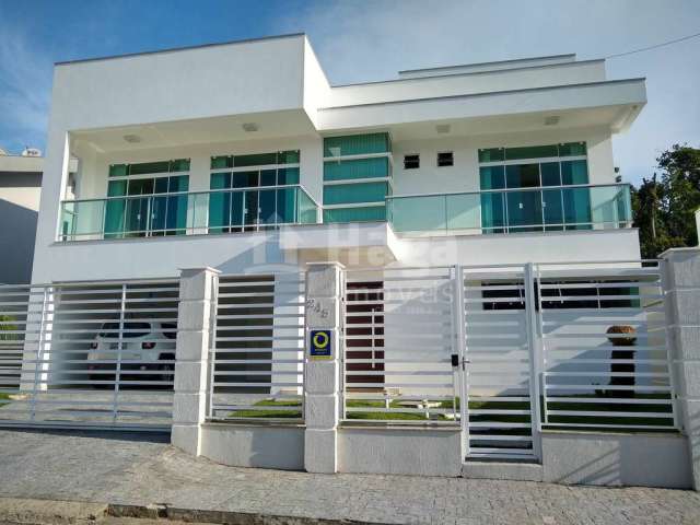 Casa alto padrão com piscina no bairro Souza Cruz em Brusque/SC