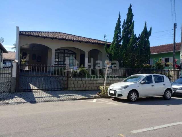 Casa à venda no bairro São Luíz em Brusque/SC