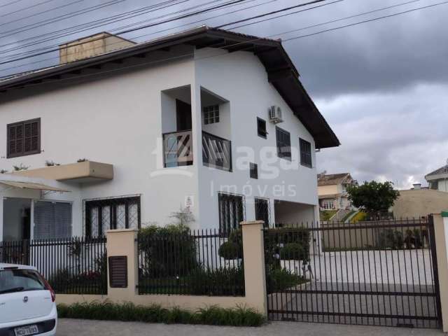 Sobrado à venda no bairro Souza Cruz em Brusque/SC