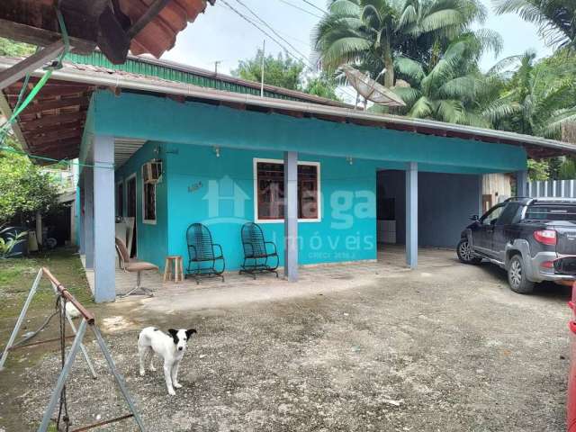 Casa com galpão a venda no bairro Alto Gasparinho em Gaspar/SC