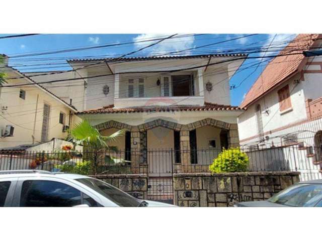 OPORTUNIDADE - CASA COM 306 m², 6 DORMITÓRIOS, 4 VAGAS, 2 COZINHAS  -  RIO COMPRIDO